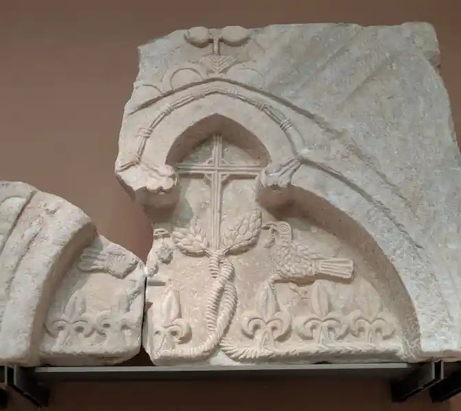 Arcosolium fragment with Gothic arch and bird